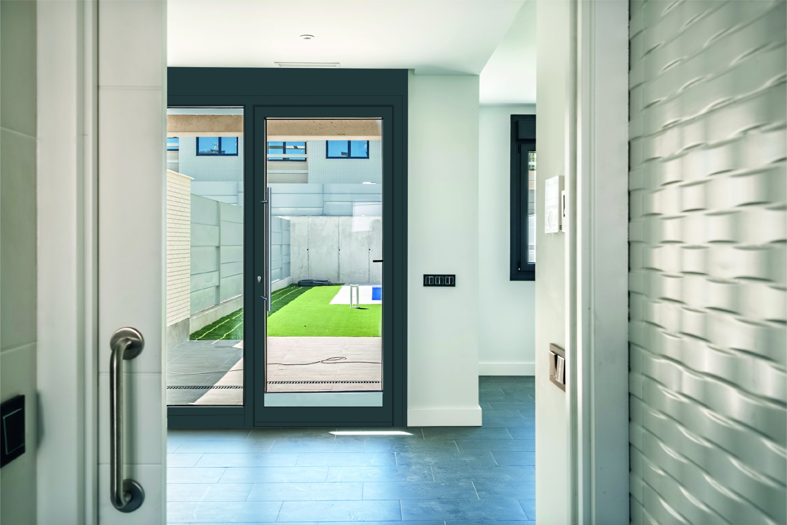 Portoncino d'ingresso in vetro dal design contemporaneo